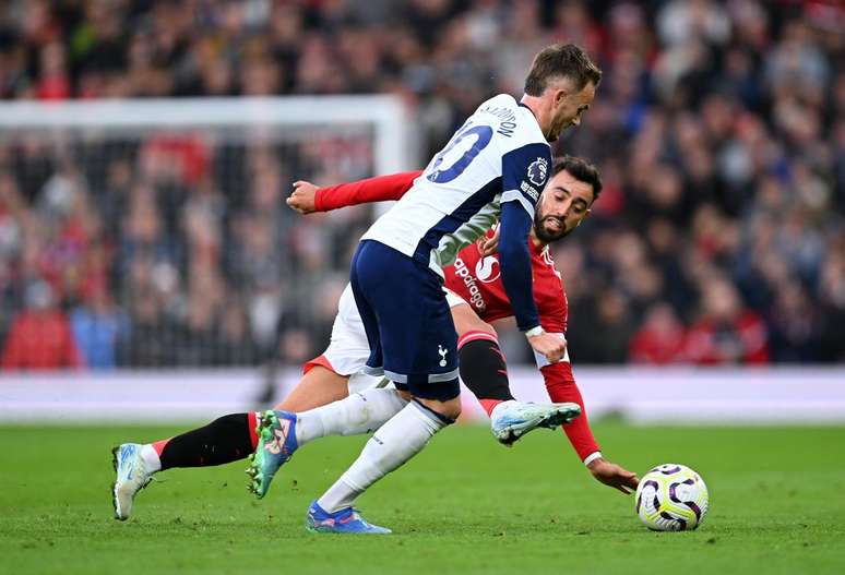 Entrada de Bruno Fernandes em James Maddison. 