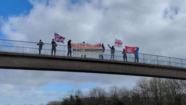 O grupo diz que não realiza "protestos políticos", mas seus integrantes já exibiram faixas em estradas perto de Liverpool