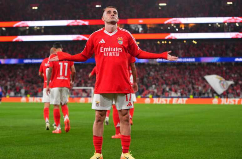 Di María tenta o chute diante da marcação de Correa, do Atlético. Fera foi o grande maestro do Benfica.