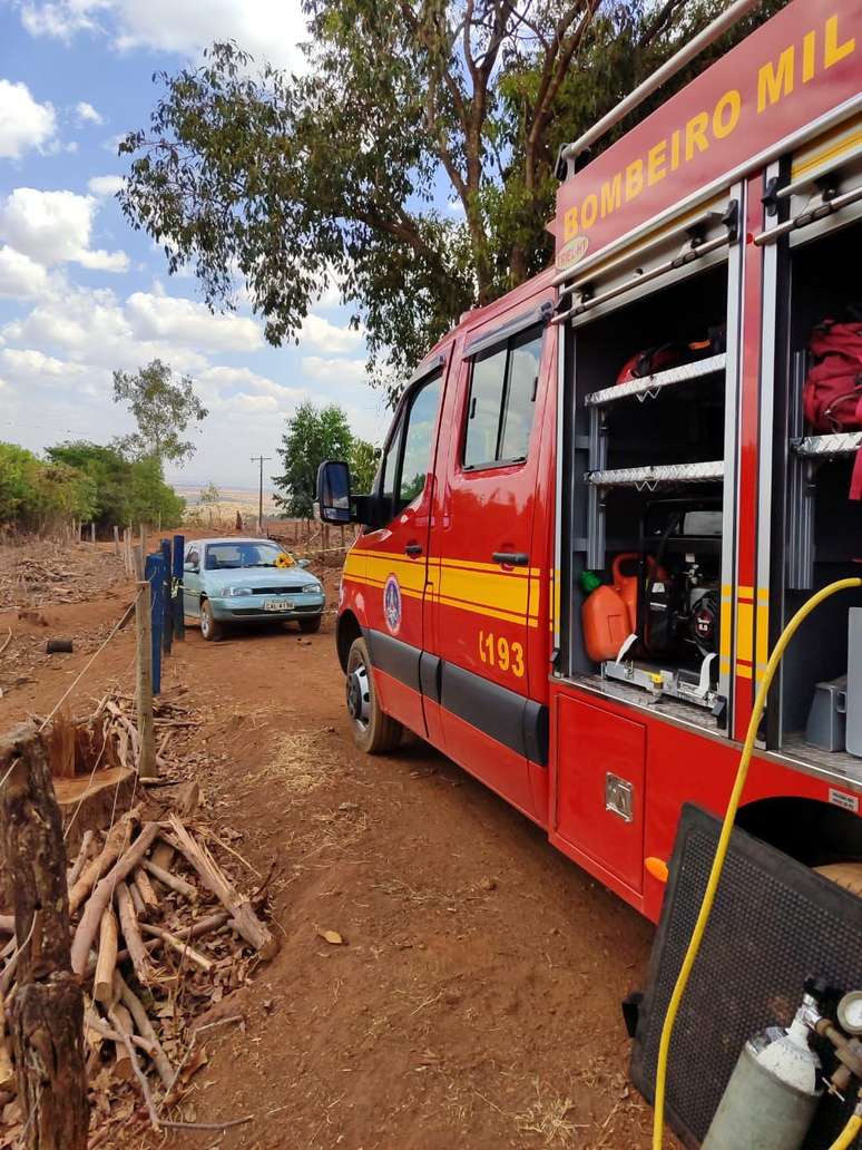 Carro de idoso desceu sozinho e o atropelou em Carmo do Paranaíba (MG)