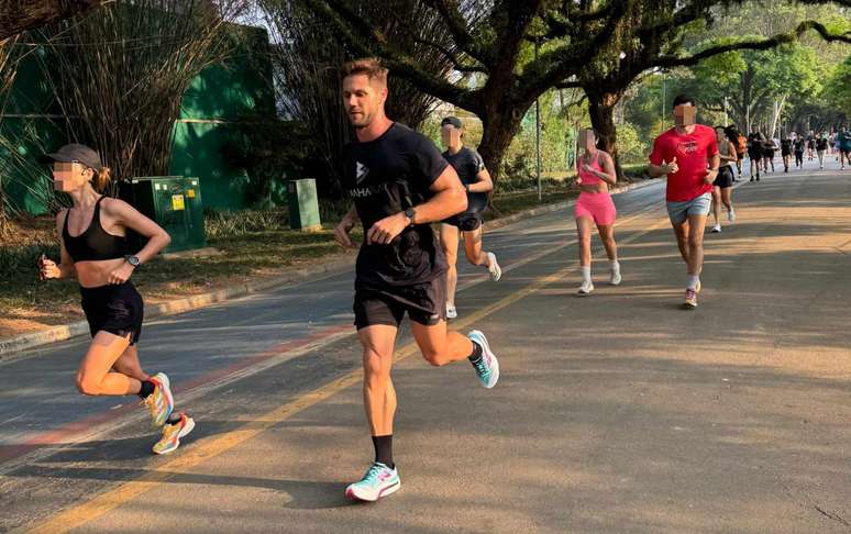 Alheio aos olhares, Jonas Sulzbach faz seu treino de corrida no Parque do Ibirapuera