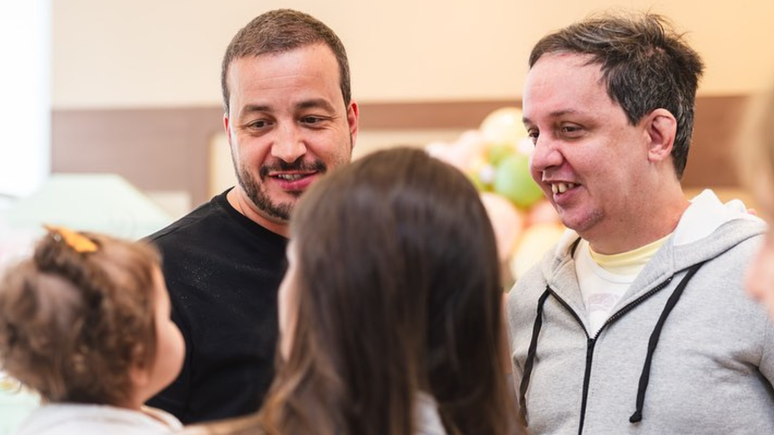 Rafael Cortez comove seguidores ao celebrar os 52 anos do irmão autista: “Ele sim sabe o que é o amor”