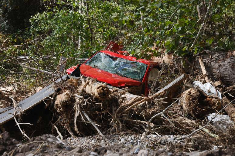 Destruição provocada após a passagem do Furacão Helene na Carolina do Norte, nos EUA, nesta quarta-feira, 2