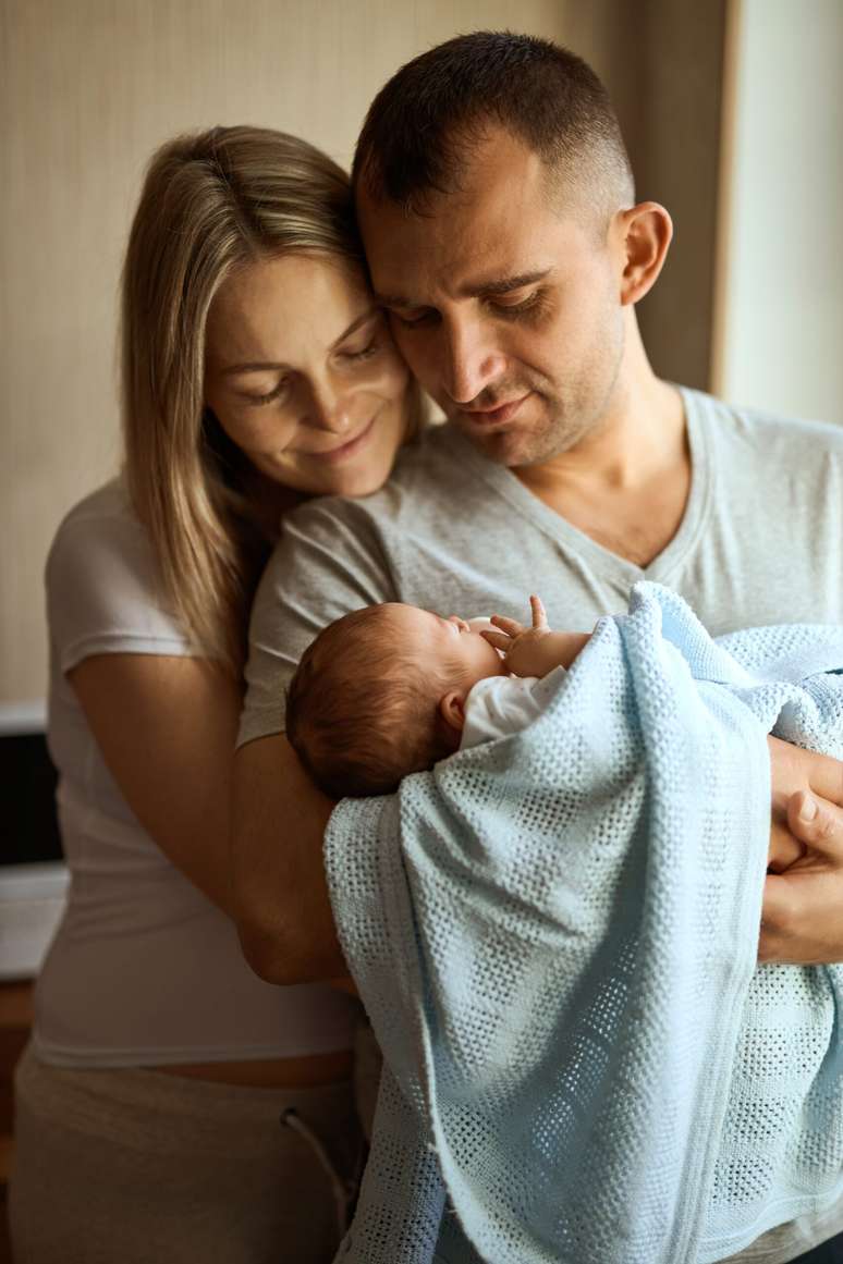 A vida conjugal muda completamente após a chegada de um bebê, mas é possível atravessar as dificuldades desse momento delicado