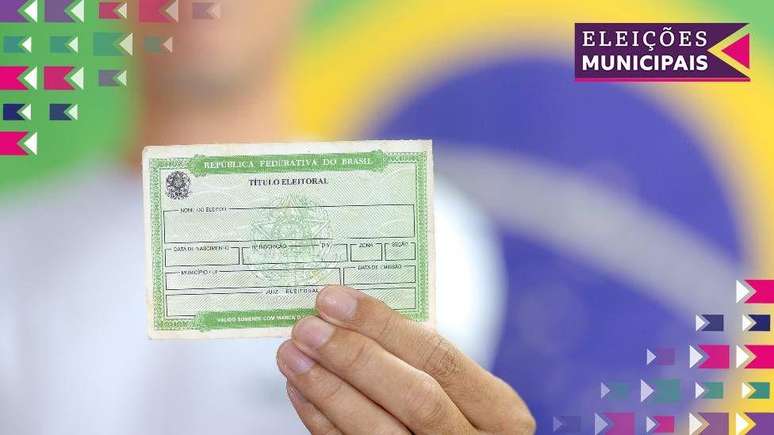 Homem segura título eleitoral com bandeira do Brasil ao fundo