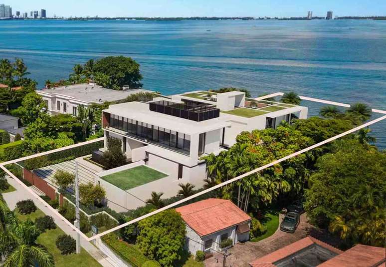 A casa fica de frente para Biscayne Bay, Flórida -