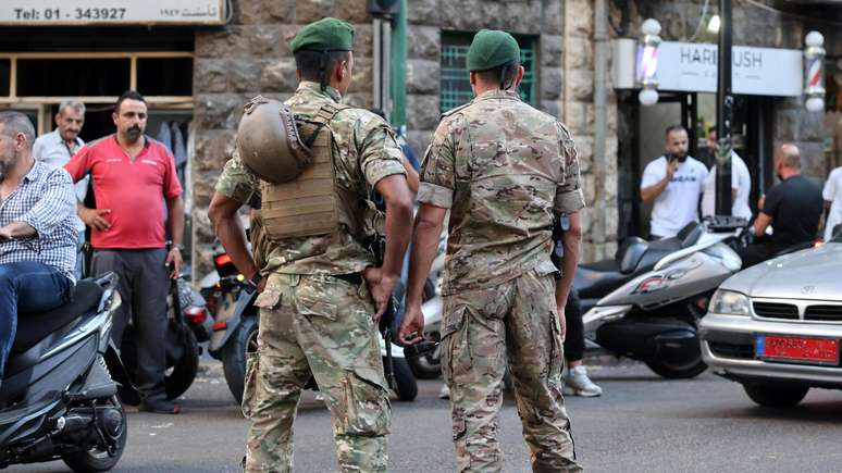 Soldados do exército libanês montam guarda perto de um hospital em Beirute