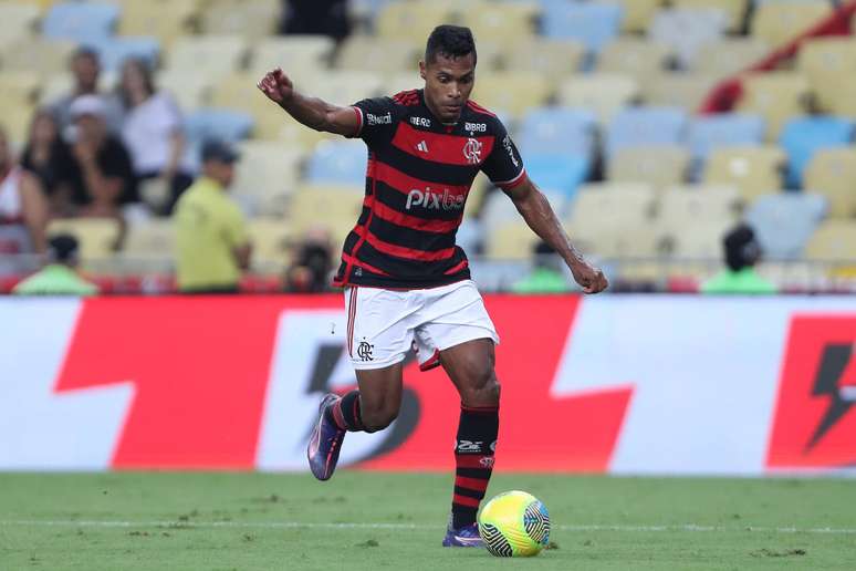 Alex Sandro atuando contra o Corinthians.