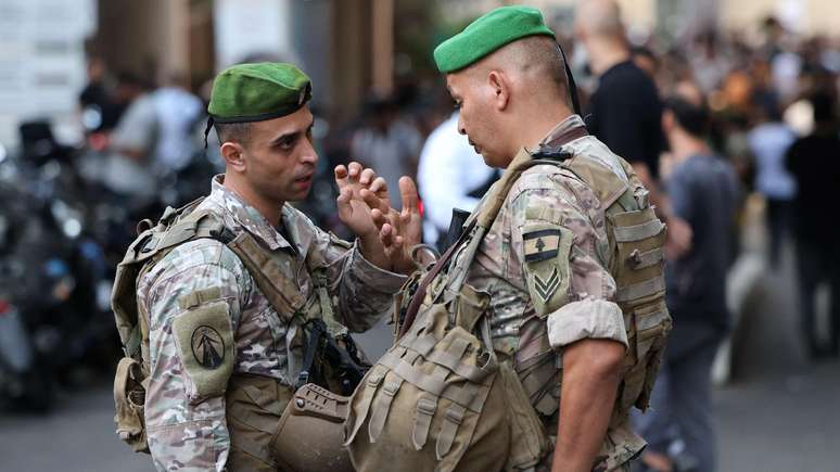 Soldados do exército libanês guardam a entrada de um hospital em Beirute no dia em que os pagers explodiram, matando dezenas de pessoas e ferindo milhares