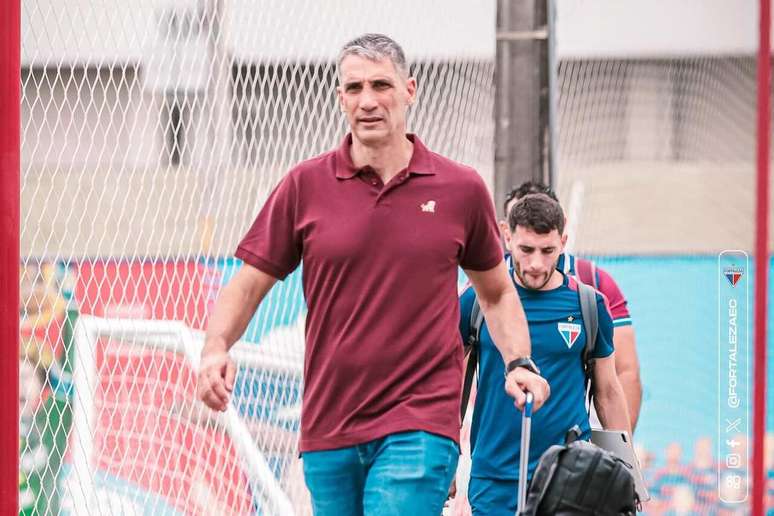 Técnico Juan Pablo Vojvoda embarcando rumo a Porto Alegre –