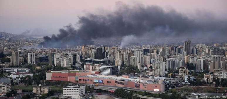 Fumaça sobe de prédios após ataques aéreos israelenses em Beirute