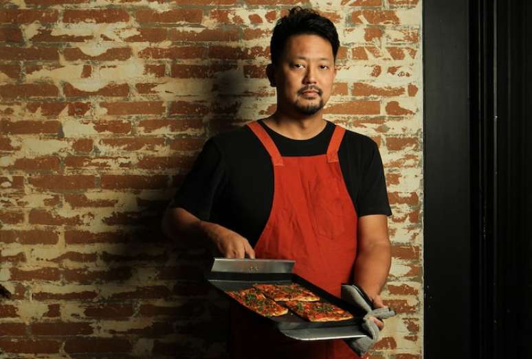 O chef Marcio Shihomatsu com a pizza romana do Shihoma Deli.