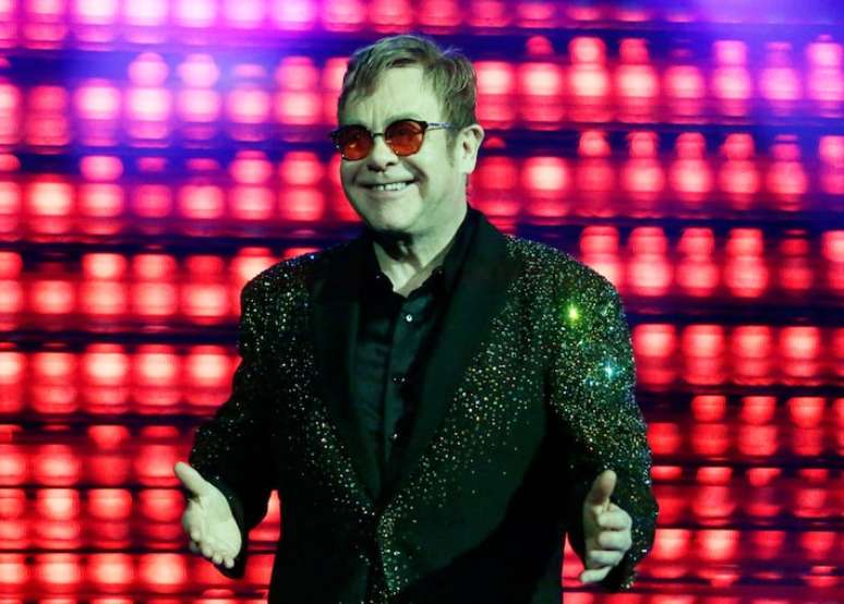 O cantor Elton John revelou perdas após suas cirurgias.