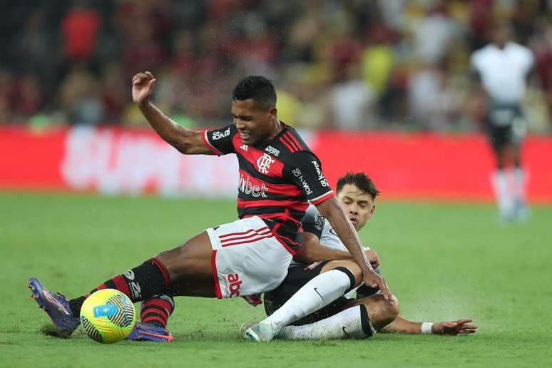 Alex Sandro no jogo em que o Flamengo venceu o Corinthians por 1 a 0 