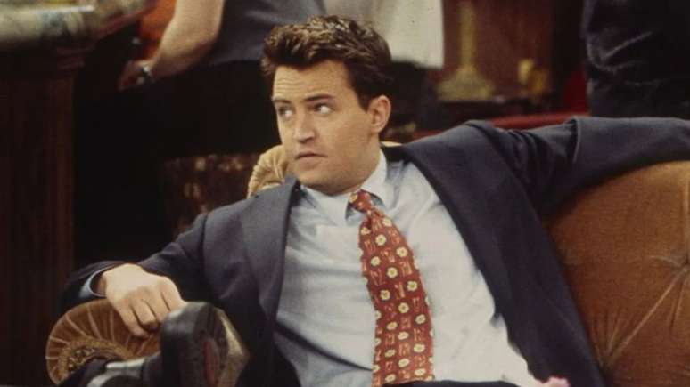 Matthew Perry, conhecido por seu papel na série “Friends”, perdeu a vida devido a uma overdose, que agora é alvo de investigação aprofundada