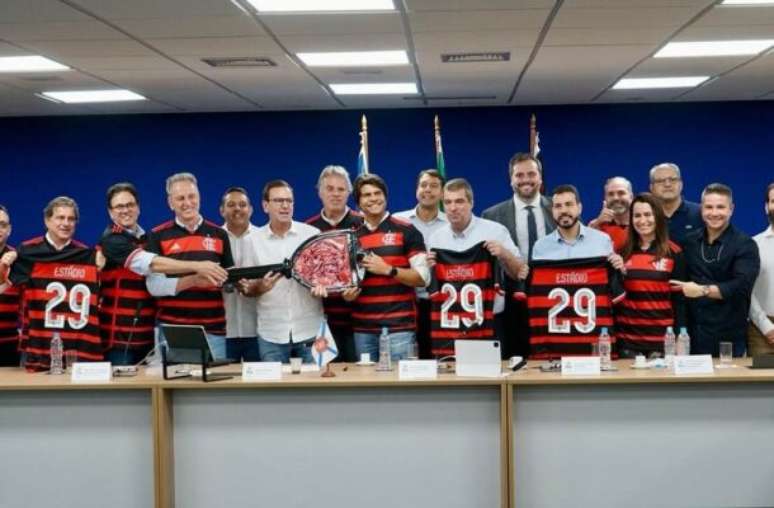 Flamengo assume terreno do Gasômetro