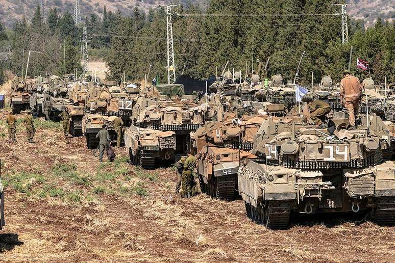 Tanques israelenses em local não revelado no norte de Israel na semana passada