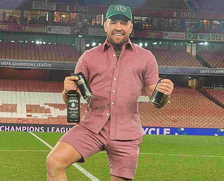 Mientras tanto, McGregor está usando la distancia entre el octágono y el ring para promocionar su marca de whisky.