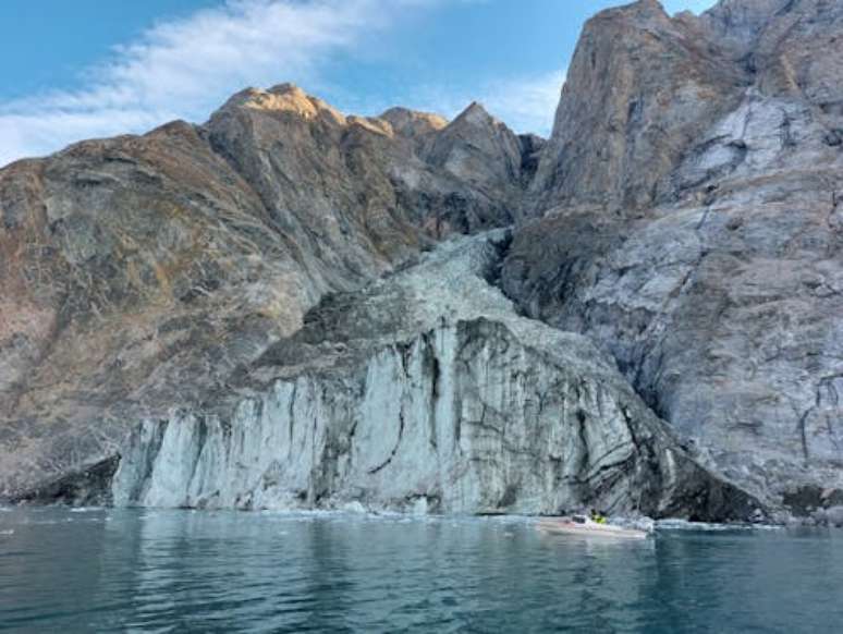 O Fiorde Dickson em agosto de 2023: apenas algumas semanas depois da captura desta imagem, um grande pedaço da montanha deslizou para o oceano, provocando uma gigantesca onda que reverberou 10 mil vezes durante nove dias dentro do fiorde e fez a Terra inteira vibrar Wieter Boone / Flanders Marine Institute