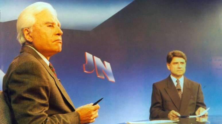 Cid Moreira e Sérgio Chapelin na bancada do Jornal Nacional da Rede Globo.