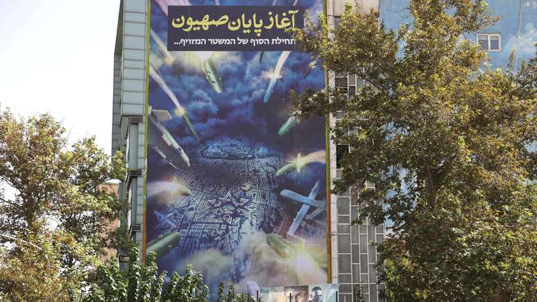 Kurz nach dem Angriff wurde an einem Gebäude in Teheran ein Plakat mit der Aufschrift „Der Anfang vom Ende des Zionismus“ aufgehängt.