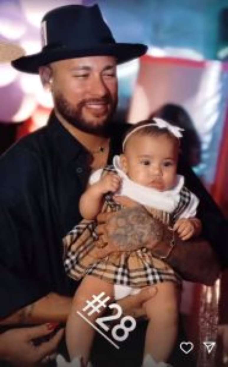 Mavie de vestidinho da Burberry com o pai, Neymar - Reprodução/Instagram