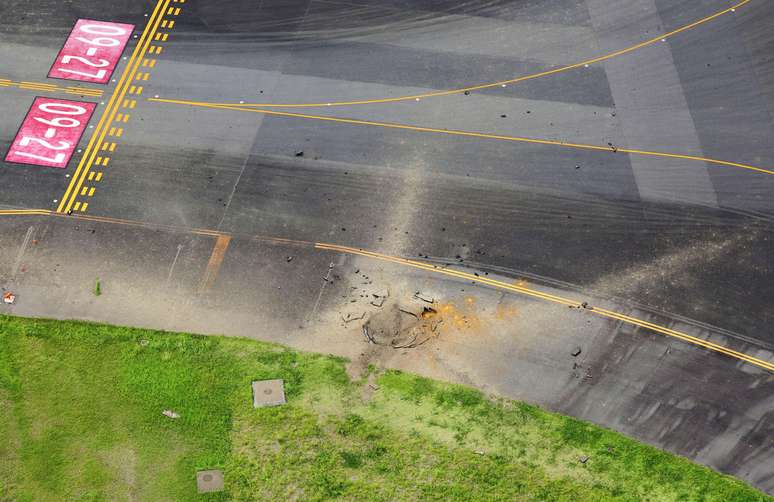 Vista aérea feita por helicóptero mostra cratera aberta após explosão de bomba da 2ª Guerra Mundial no Aeroporto de Miyazaki no Japão