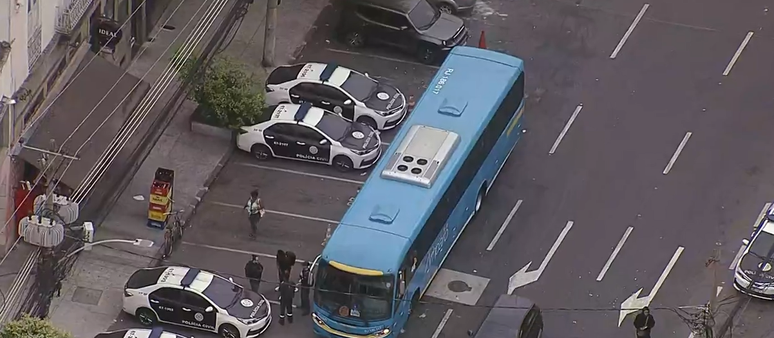 Ônibus foi sequestrado por criminosos nesta quinta, 3, no Rio de Janeiro.