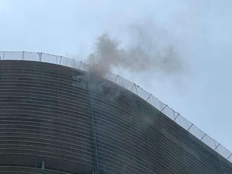 Segundo os Bombeiros, fogo aconteceu entre o 18º e o 22º andar do edifício, e nas juntas de dilatação entre os blocos.