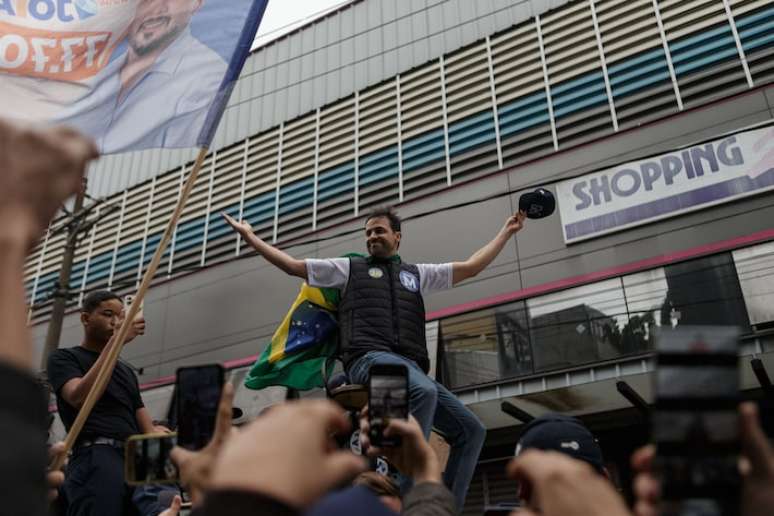 Kandidat Pablo Marçal geht durch eine Einkaufsstraße in Brás, der zentralen Region von São Paulo. FOTO TABA BENEDICTO / ESTADAO