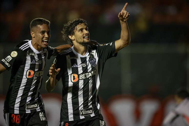 Gustavo Scarpa comemora um dos gols do Atlético na derrota por 4 a 2 para o Vitória no primeiro turno do Brasileirão.