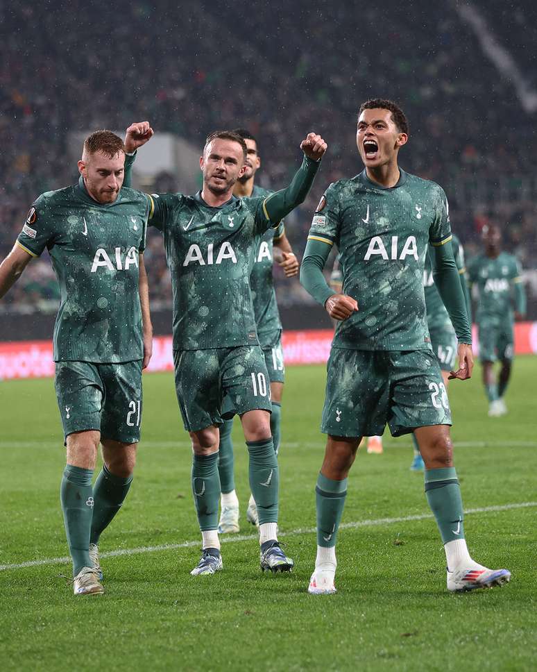 Jogadores do Tottenham comemorando o segundo gol –