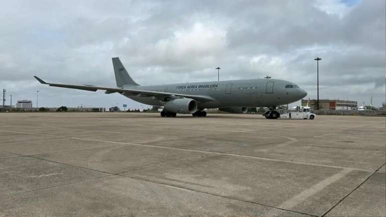 O avião pousou em Lisboa, Portugal, onde aguarda instruções antes de decolara para o Líbano