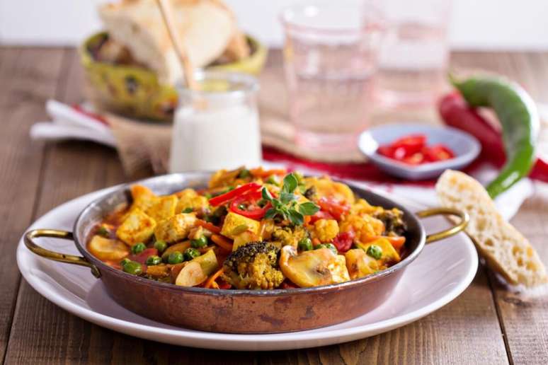 Curry com tofu, cogumelo e vegetais 