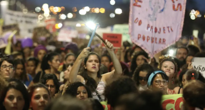 A persistente baixa participação das mulheres nos espaços de decisão política no Brasil reflete o descaso de muitos partidos políticos com o cumprimento da legislação eleitoral, que determina o registro obrigatório de uma cota de 30% de candidaturas femininas, mas não fiscaliza a efetividade das campanhas. Foto: Fábio Rodrigues Pozzebon / Agência Brasil, CC BY