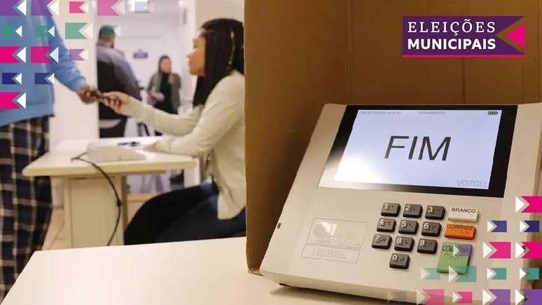 Cabina de votação com a nova urna modelo UE2020 é apresentada em seção eleitoral simulada no Tribunal Regional Eleitoral do Rio de Janeiro