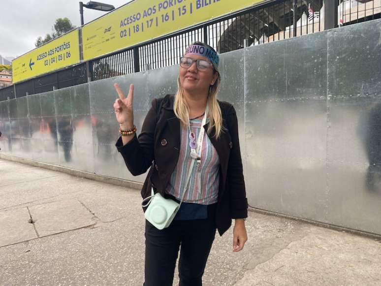 A jornalista e fotógrafa Islania Lima, de 42 anos, estava na fila do Estádio do MorumBIS na sexta, 4 de outubro de 2024, vendendo polaroids para tentar juntar a quantia necessária para uma entrada do show do Bruno Mars.