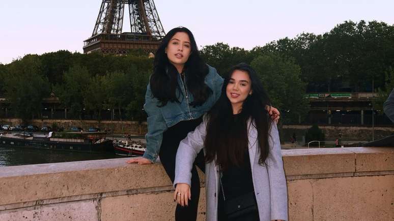 Mari Fernandez e Júlia Ribeiro estiveram em alguns pontos turísticos de Paris, capital francesa