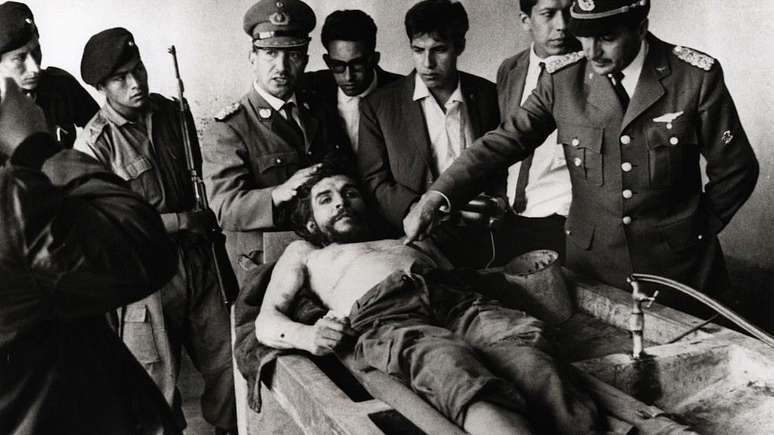 Che foi morto a tiros em 9 de outubro de 1967. Seu corpo foi exposto na Bolívia para que correspondentes estrangeiros pudessem se certificar da morte do guerrilheiro argentino