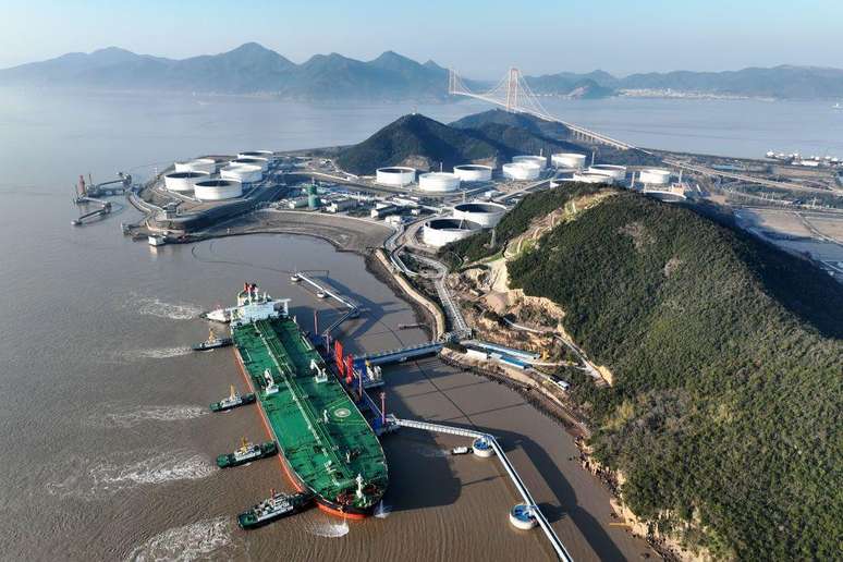 A China tornou-se extremamente dependente das importações de petróleo. Na imagem, o terminal petrolífero do porto de Zhoushan