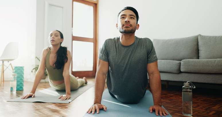 Se você se sentir confortável fazendo yoga em casa, poderá praticar quando sentir mais estresse