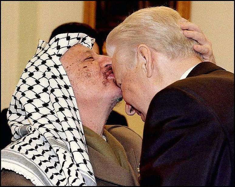 O líder palestino Yasser Arafat manteve excelentes relações com seus homólogos russos, como demonstrado em 1997, ao beijar o presidente Boris Yeltsin