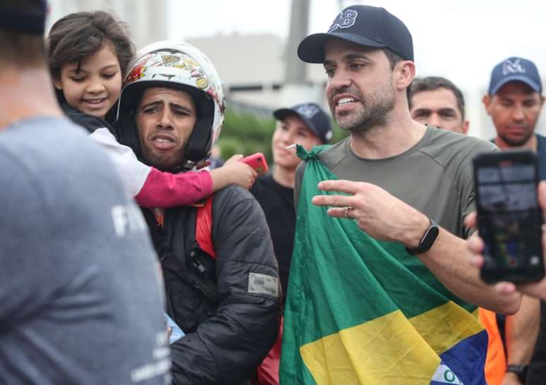 Pablo Marçal em caminhada durante o último dia de campanha nas ruas