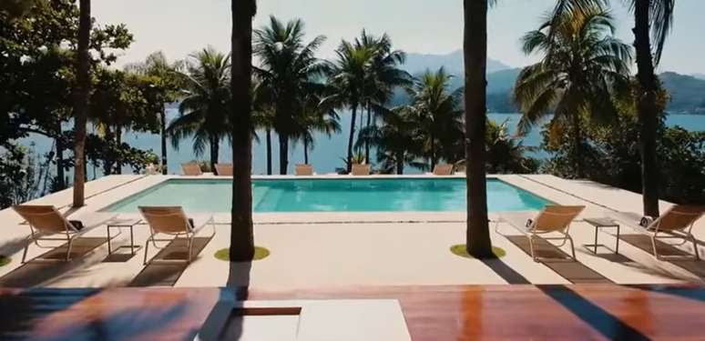 La piscina con vistas al paisaje paradisíaco es uno de los aspectos más destacados de la propiedad.