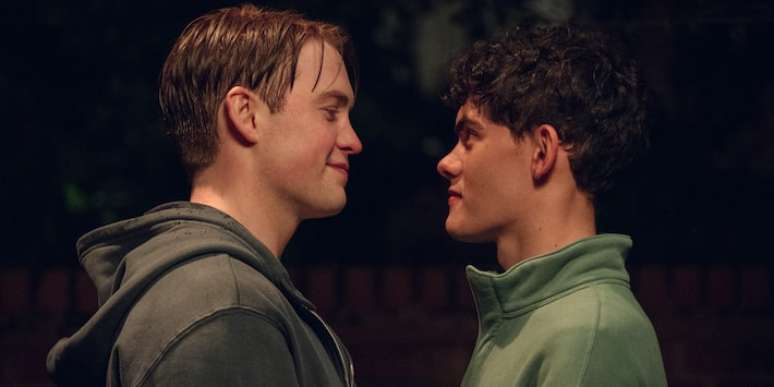 Joe Locke (Charlie) e Kit Connor (Nick) em 'Heartstopper'.