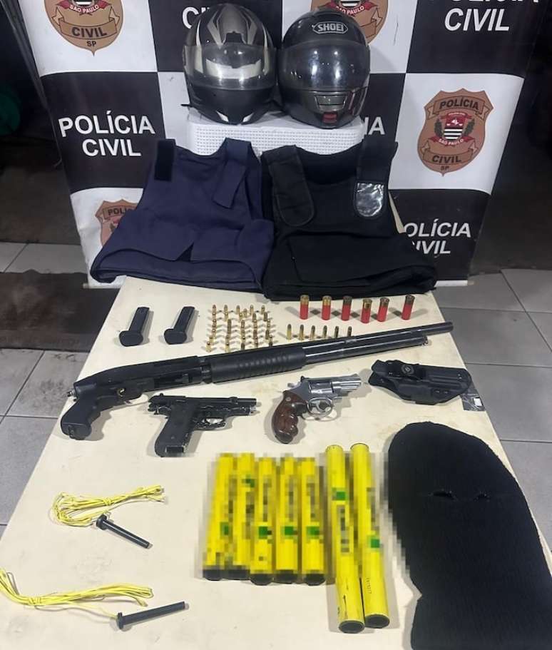 Além do revólver jogado no terreno, dentro do imóvel a polícia encontrou mais duas armas de fogo, sendo uma espingarda e uma pistola, cinco dinamites e dois detonadores.