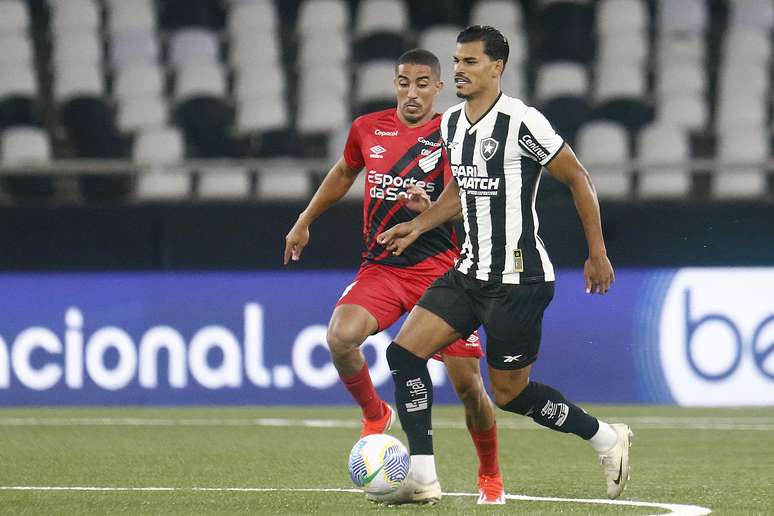 Botafogo visita al Athletico-PR buscando mantener el liderato en el Brasileirão