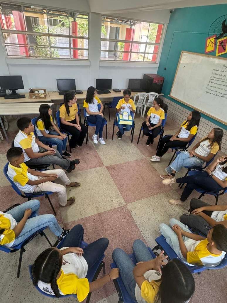 Alunos de escolas públicas de Sobral (CE) têm rodas de conversas durante as aulas