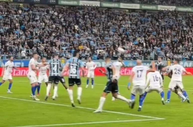 Grêmio vence, se afasta do Z4 e dificulta para o Fortaleza no Brasileirão