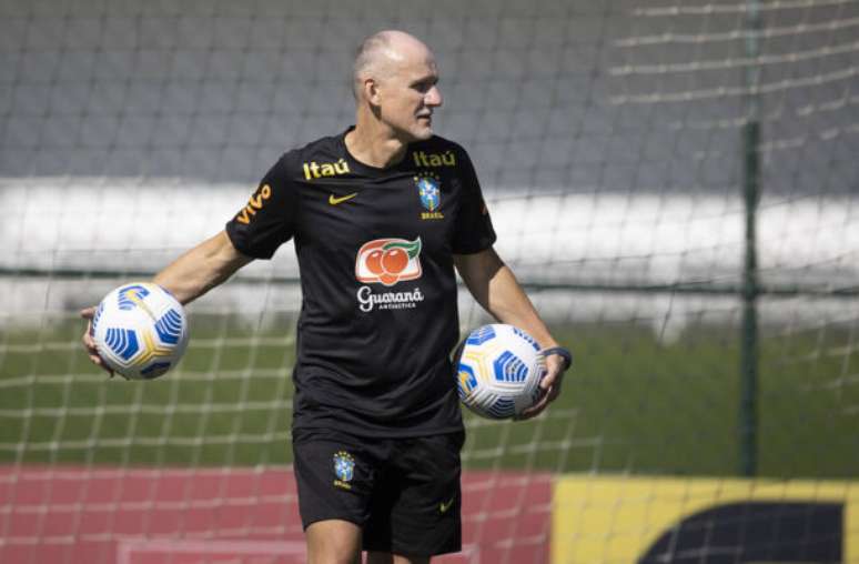 Taffarel sofreu lesão e CBF “chama” técnico de goleiros do São Paulo